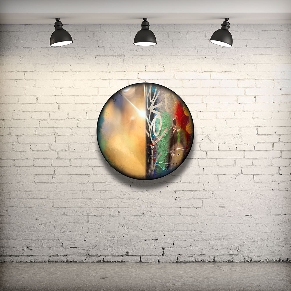 CIRCULAIRE 11 en contexte. Technique mixte sur panneau de bois circulaire (photographie nocturne, travail numérique, peinture aérosol et époxy) par l'artiste visuel Pascal Normand.