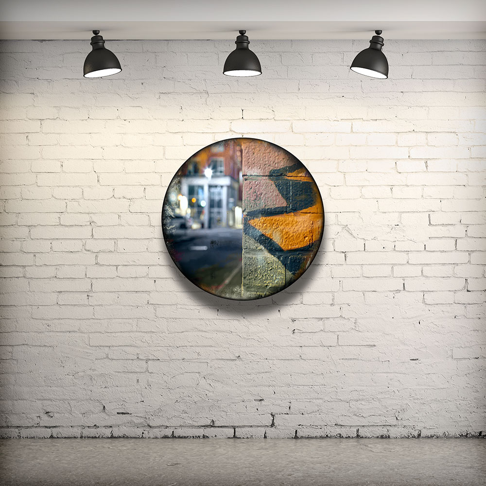 CIRCULAIRE 15 en contexte. Technique mixte sur panneau de bois circulaire (photographie nocturne, travail numérique, peinture aérosol et époxy) par l'artiste visuel Pascal Normand.
