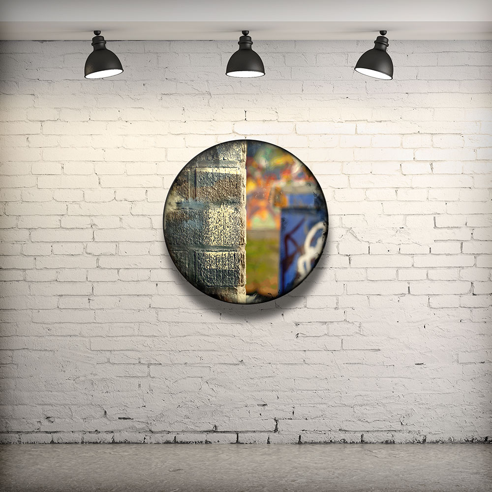 CIRCULAIRE 16 en contexte. Technique mixte sur panneau de bois circulaire (photographie nocturne, travail numérique, peinture aérosol et époxy) par l'artiste visuel Pascal Normand.