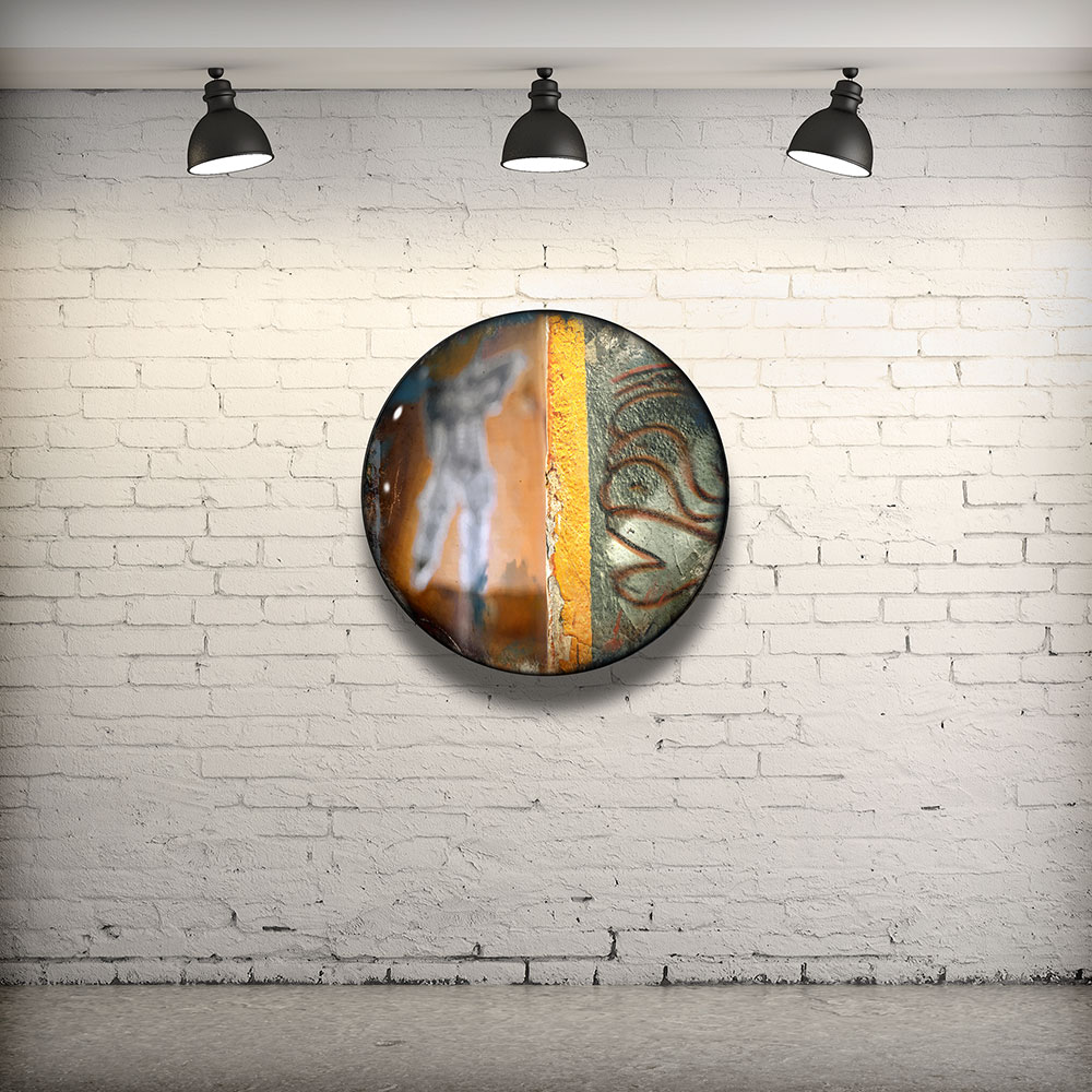 CIRCULAIRE 17 en contexte. Technique mixte sur panneau de bois circulaire (photographie nocturne, travail numérique, peinture aérosol et époxy) par l'artiste visuel Pascal Normand.