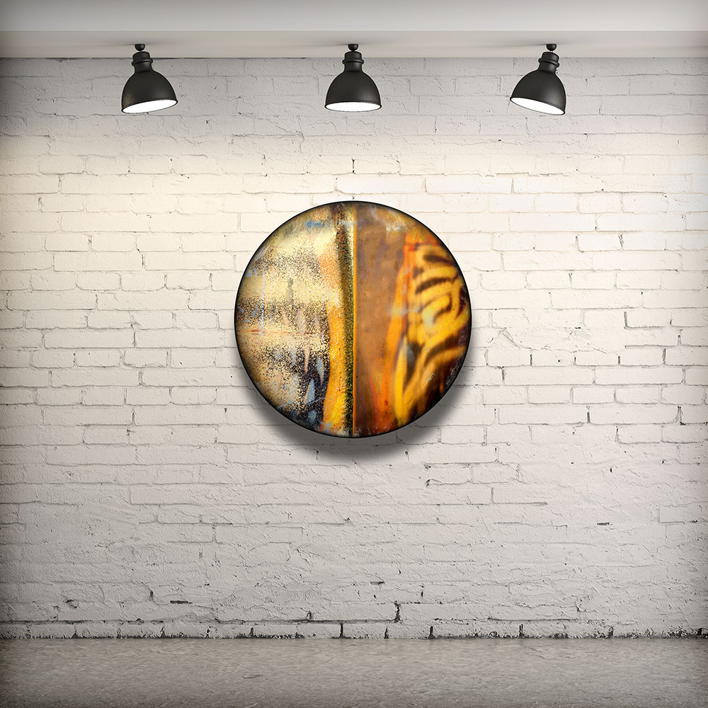 CIRCULAIRE 18 en contexte. Technique mixte sur panneau de bois circulaire (photographie nocturne, travail numérique, peinture aérosol et époxy) par l'artiste visuel Pascal Normand.