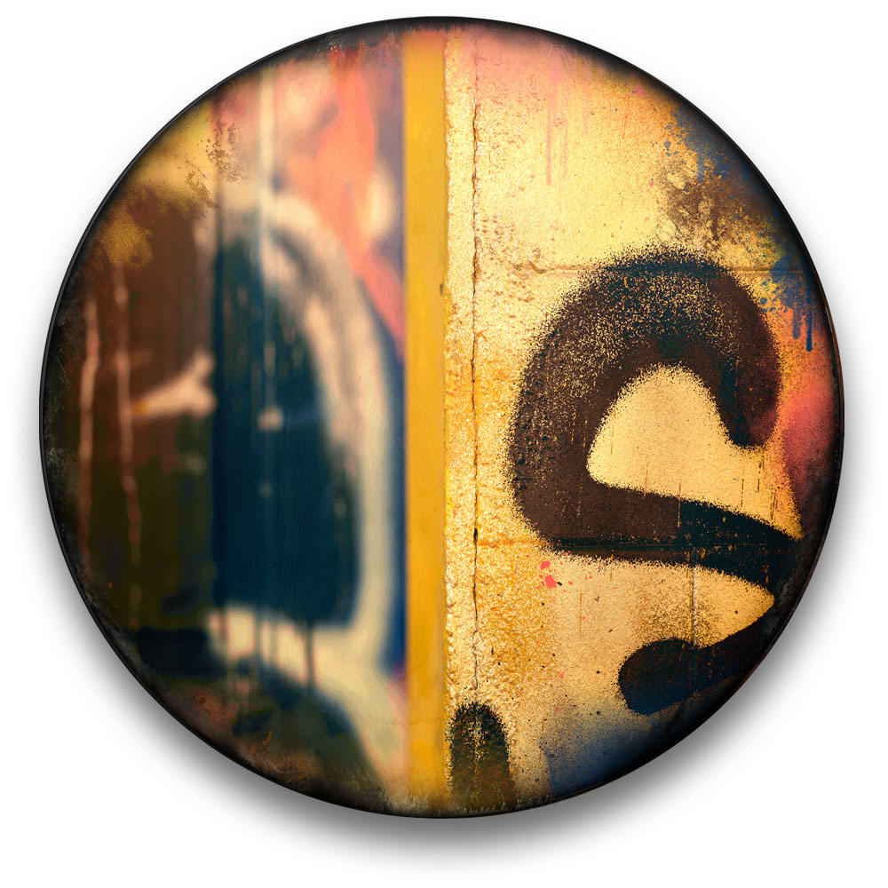 Oeuvre CIRCULAIRE 19. Technique mixte sur panneau de bois circulaire (photographie nocturne, travail numérique, peinture aérosol et époxy) par l'artiste visuel Pascal Normand.