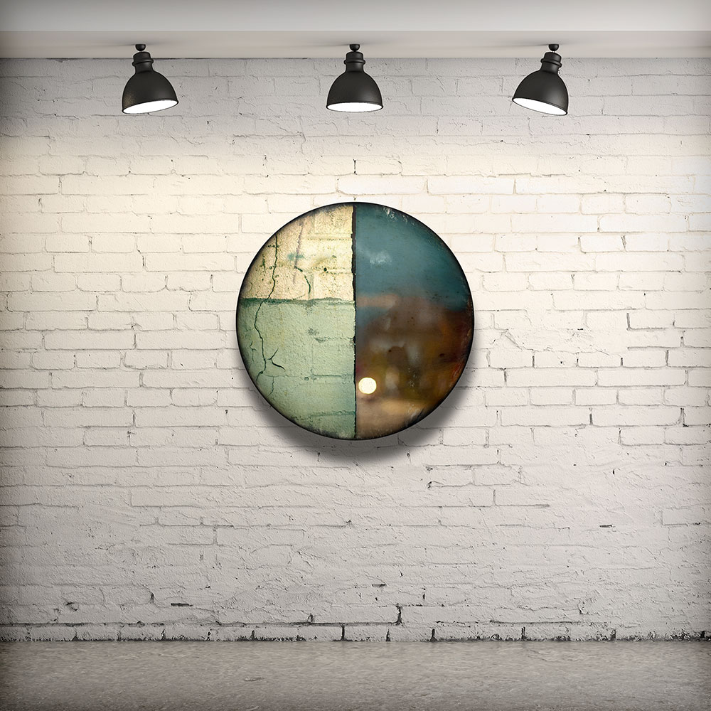 CIRCULAIRE 1 en contexte. Technique mixte sur panneau de bois circulaire (photographie nocturne, travail numérique, peinture aérosol et époxy) par l'artiste visuel Pascal Normand.