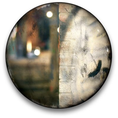 Oeuvre CIRCULAIRE 2. Technique mixte sur panneau de bois circulaire (photographie nocturne, travail numérique, peinture aérosol et époxy) par l'artiste visuel Pascal Normand.