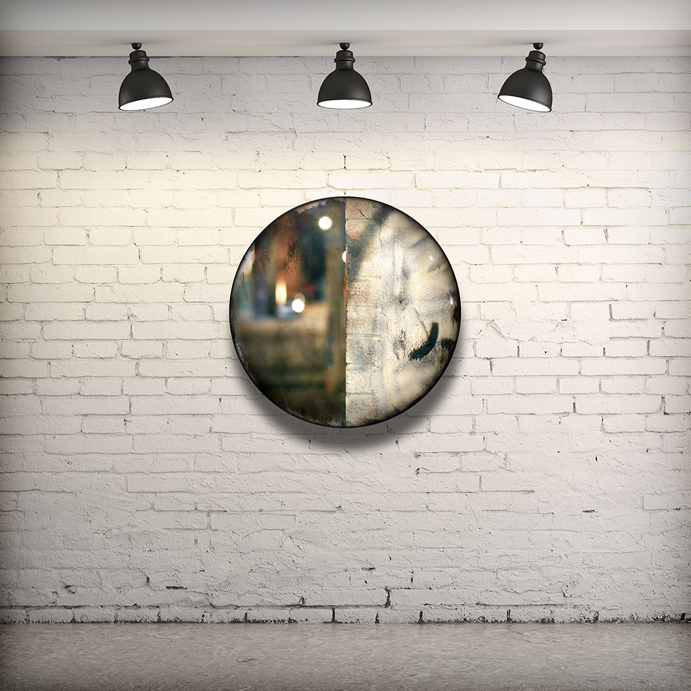 CIRCULAIRE 2 en contexte. Technique mixte sur panneau de bois circulaire (photographie nocturne, travail numérique, peinture aérosol et époxy) par l'artiste visuel Pascal Normand.
