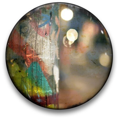 Oeuvre CIRCULAIRE 3. Technique mixte sur panneau de bois circulaire (photographie nocturne, travail numérique, peinture aérosol et époxy) par l'artiste visuel Pascal Normand.