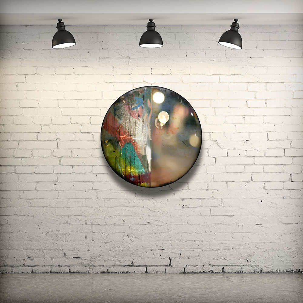 CIRCULAIRE 3 en contexte. Technique mixte sur panneau de bois circulaire (photographie nocturne, travail numérique, peinture aérosol et époxy) par l'artiste visuel Pascal Normand.