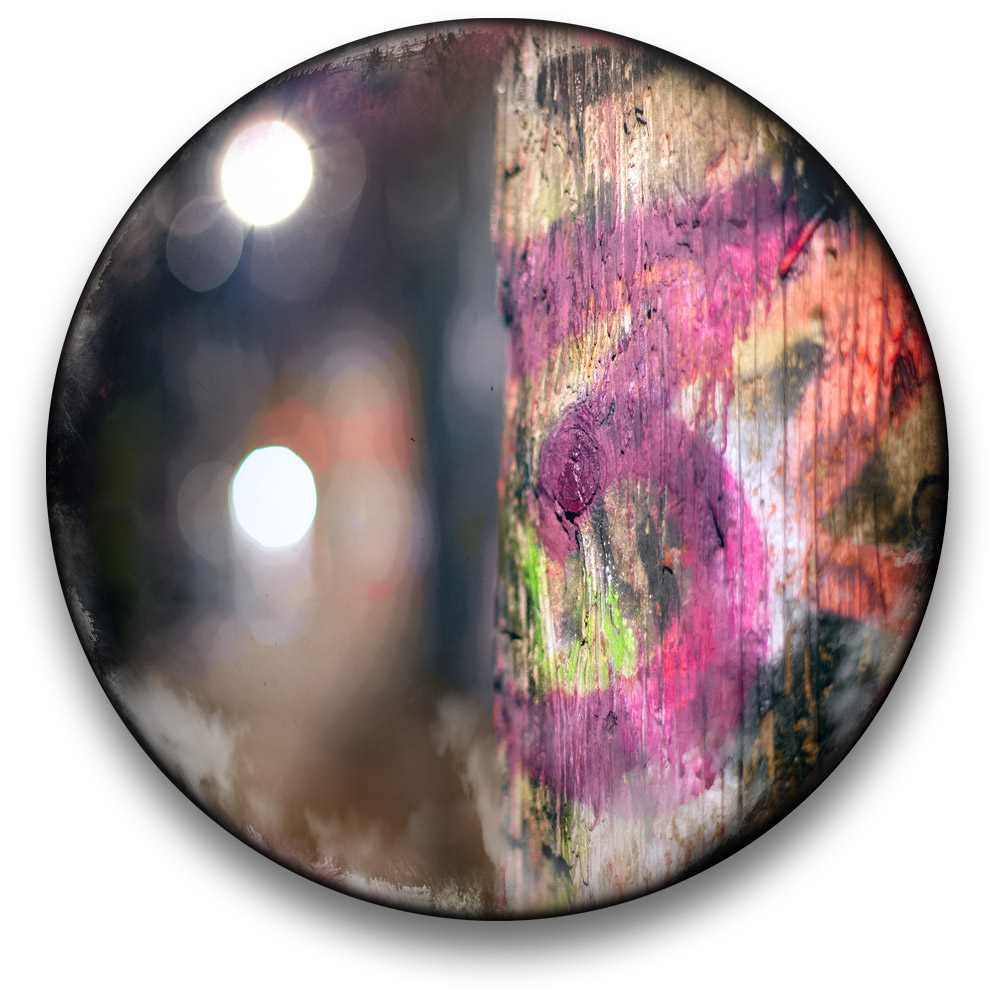 Oeuvre CIRCULAIRE 4. Technique mixte sur panneau de bois circulaire (photographie nocturne, travail numérique, peinture aérosol et époxy) par l'artiste visuel Pascal Normand.