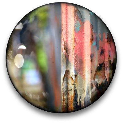 Oeuvre CIRCULAIRE 5. Technique mixte sur panneau de bois circulaire (photographie nocturne, travail numérique, peinture aérosol et époxy) par l'artiste visuel Pascal Normand.