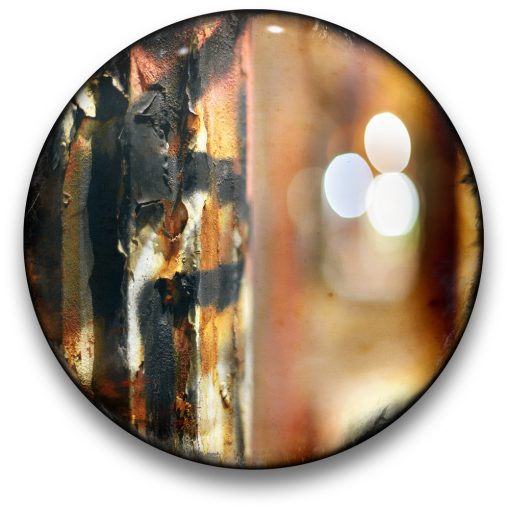 Oeuvre CIRCULAIRE 6. Technique mixte sur panneau de bois circulaire (photographie nocturne, travail numérique, peinture aérosol et époxy) par l'artiste visuel Pascal Normand.