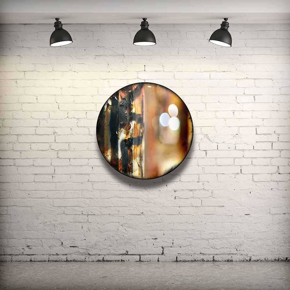 CIRCULAIRE 6 en contexte. Technique mixte sur panneau de bois circulaire (photographie nocturne, travail numérique, peinture aérosol et époxy) par l'artiste visuel Pascal Normand.