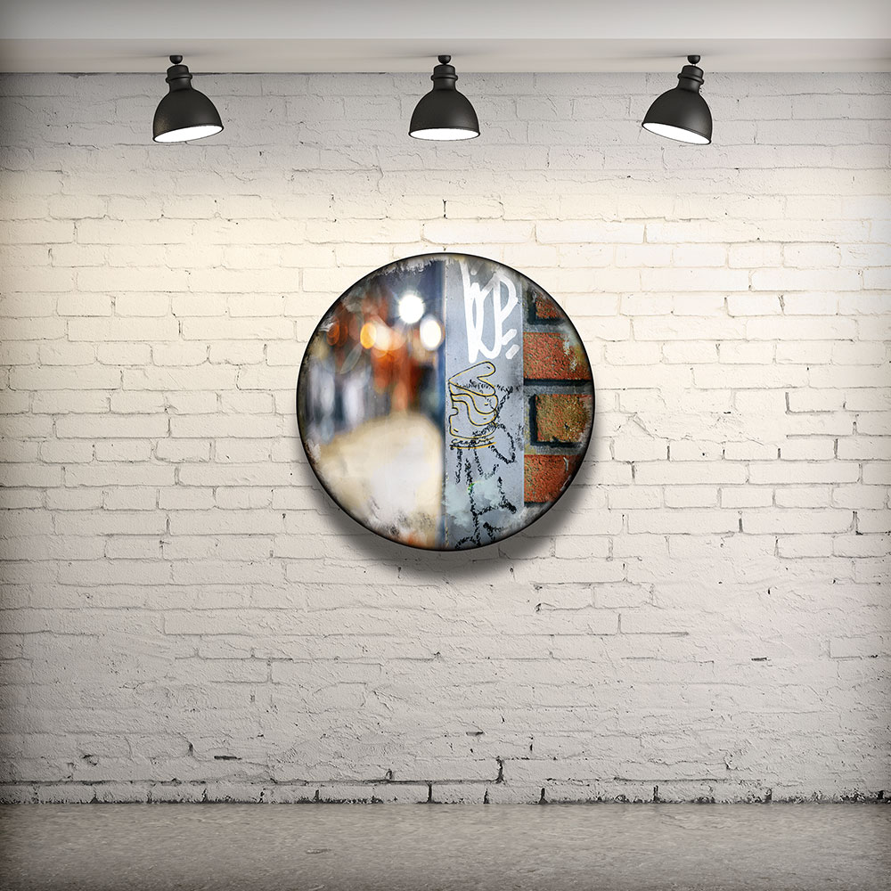 CIRCULAIRE 20 en contexte. Technique mixte sur panneau de bois circulaire (photographie nocturne, travail numérique, peinture aérosol et époxy) par l'artiste visuel Pascal Normand.
