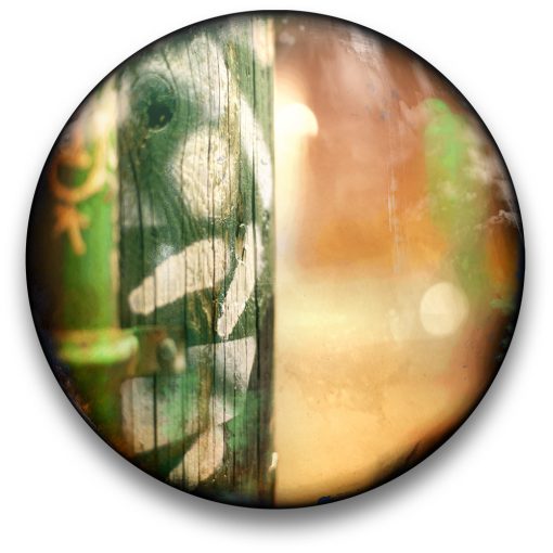 Oeuvre CIRCULAIRE 8. Technique mixte sur panneau de bois circulaire (photographie nocturne, travail numérique, peinture aérosol et époxy) par l'artiste visuel Pascal Normand.