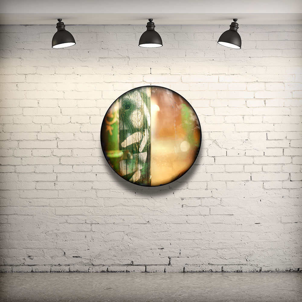 CIRCULAIRE 8 en contexte. Technique mixte sur panneau de bois circulaire (photographie nocturne, travail numérique, peinture aérosol et époxy) par l'artiste visuel Pascal Normand.
