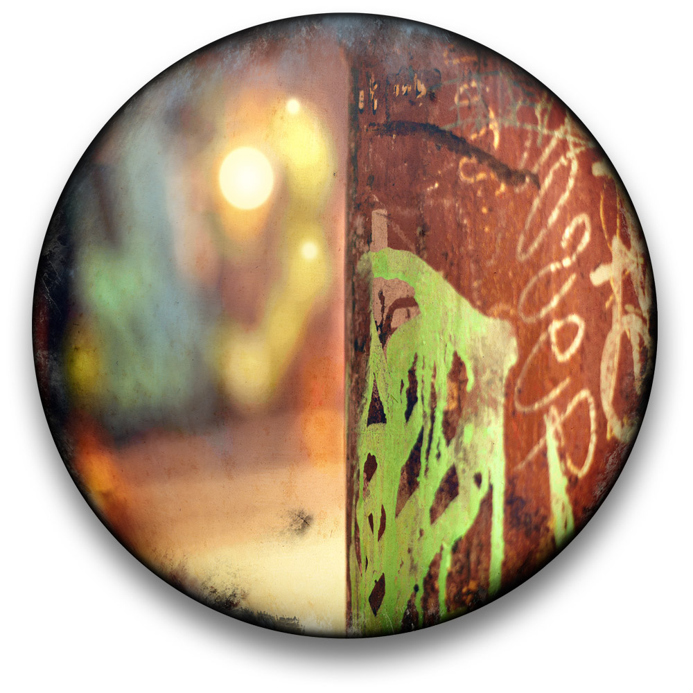 Oeuvre CIRCULAIRE 9. Technique mixte sur panneau de bois circulaire (photographie nocturne, travail numérique, peinture aérosol et époxy) par l'artiste visuel Pascal Normand.